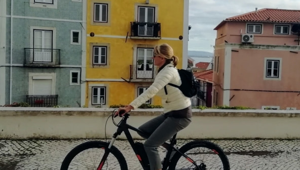 Aventura Perfeita para Viajantes Solitárias - Explore Lisboa sobre Duas Rodas!